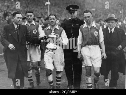 L'équipe d'Arsenal après avoir remporté la finale de la coupe FA 1936 contre Sheffield United au stade Wembley , Londres , Angleterre . Alex James porte la coupe . 25 avril 1936 Banque D'Images