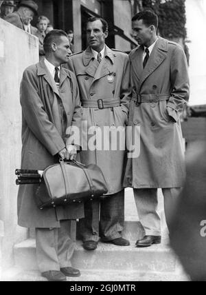 Fred Perry : 18 mai 1909 - 2 février 1995 , joueur britannique de tennis et de tennis de table , vu ici au centre , le trois fois champion de singles parle avec Gardner Mulloy ( USA ) à gauche et Tom Brown ( USA ) à droite . 21 juin 1948 Banque D'Images