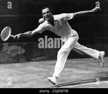 Fred Perry : 18 mai 1909 - 2 février 1995 , joueur britannique de tennis de table et de tennis de table et trois fois champion de Wimbledon , vu ici jouer un match à Wimbledon avec Tony Mottram, membre de l'équipe de la coupe Davis britannique, que Fred est entraîneur . 9 mai 1949 Banque D'Images