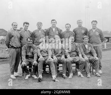 Londres : c'est l'équipe de football de la coupe du monde anglaise qui se réunira en Uruguay lors du match d'ouverture du Tournoi de la coupe du monde 1966 t Wembley Stadium , ce soir , le 11 juillet . Rangée arrière , de gauche à droite : Ramon Wilson ; John Connelly ; Roger Hunt ; Gordon Banks ; Norbert Peter Stiles ; Bobby Moore ( capitaine ) , et l'entraîneur Harold Sheperdson . Front Row , de gauche à droite ; Jimmy Greaves ; John Charlton ; Bobbie Charlton ; George Cohen , Et Alan James ball . 11 juillet 1966 Banque D'Images