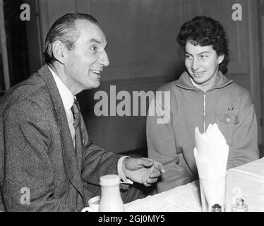 Virginia Wade , fille de 16 ans d'un ancien Archidiacre de Durham , discutant avec Fred Perry au Queen's Club , Londres , Angleterre . Virginia a montré qu'elle est l'une des jeunes les plus prometteuses pour arriver sur la scène britannique de tennis de pelouse pendant quelques années 3 janvier 1962 Banque D'Images