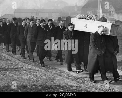 Les funérailles de Mike Hawthorn , le champion du monde pilote de course automobile , à l'église paroissiale de Farnham , Surrey . 28 janvier 1959 Banque D'Images