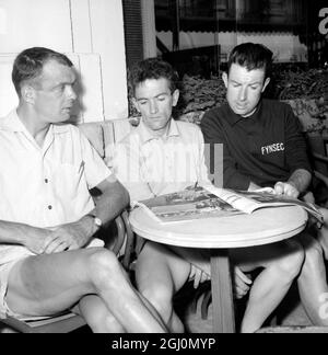 Montpelier , France : de gauche à droite sont les cyclistes britanniques Brian Robinson : Ken Laidlaw et S . Elliot participant au Tour de France . 11 juillet 1961 Banque D'Images