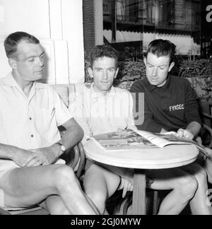 Montpelier , France : de gauche à droite sont les cyclistes britanniques B . Robinson : Ken Laidlaw et S . Elliot participant au Tour de France . 11 juillet 1961 Banque D'Images