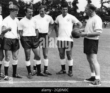 L'équipe de football Tottenham Hotspur , les détenteurs de la coupe FA étaient de retour en entraînement à leur siège social à Cheshunt , Hertfordshire . La photo montre Bill Nicholson , le chef d'équipe discutant avec , de gauche à droite ; John White , Jimmy Greaves , Danny Blanchflower , et Bobby Smith . 3 août 1962 Banque D'Images