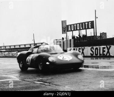 Le Mans France la Ferrari No 21 pilotée par le champion du monde pour 1964 John Surtees est présentée ici le 10 avril lors des essais de la célèbre course automobile de 24 heures qui se tiendra ici les 19 et 20 juin. Surtees a battu le record de la piste à une vitesse moyenne de 136.4 MPH 1965 Banque D'Images