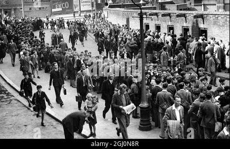 Des foules font la queue devant l'Oval pour regarder le match entre les Australiens et Surrey et, espérons-le, avoir la chance d'observer la chauve-souris de Don Bradman. Kennington Oval, Londres, Angleterre 8 mai 1948 ©Topham - TopFoto Banque D'Images