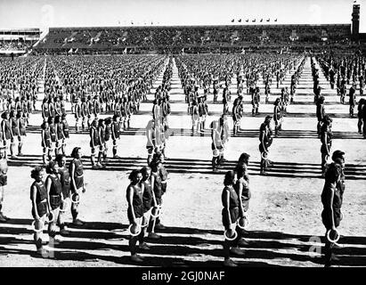 Près d'un quart de million de personnes étaient présentes au stade Sokol de Prague où elles ont assisté à 42,000 spectacles de calisthéniques et de danses de jeunes Sokol des deux sexes. Vue générale montrant la jeunesse tchèque formée lors de l'exposition au stade Sokol de Prague le 30 juin 1948 Banque D'Images