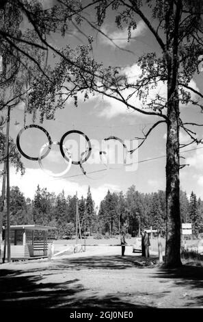 Helsinki : l'entrée du camp où les athlètes de Russie et d'autres pays à rideaux de fer vivront et s'entraîneront pendant les Jeux Olympiques . Cette porte est la seule enceinte formelle à la terre . Il n'y a pas de barrières pour garder les joueurs dans ou les citoyens ordinaires à l'extérieur . Le camp est situé dans la banlieue de Hlsinji à Otaniemi et est normalement utilisé par les étudiants de l' Institut technique de Hlsingi . 28 juin 1952 Banque D'Images