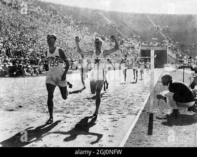 Los Angeles , Etats-Unis ; Tom Hampson de Grande-Bretagne tape la bande pour gagner l'épreuve de 800 mètres dans les Jeux Olympiques dans le temps de 1:49:8 , détruisant le monde et les records olympiques . Les Canadiens, Alex Wilson et Phil Edwards sont deuxième et troisième avec Eddie Genung des États-Unis quatrième . 8 avril 1932 Banque D'Images