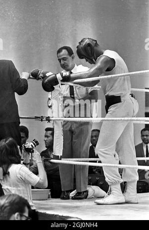 Champion du monde et responsable. Voici la photo d'aujourd'hui du champion du monde de poids lourd Cassius Clay (Mohamed Ali) avec son Manager Angelo Dundee à la suite d'une séance d'entraînement à la salle d'exercices de l'armée territoriale, White City, pour son match de mai 21 avec le champion britannique Henry Cooper au stade de football d'Arsenal, Highbury, Londres, le 12 mai 1966 Banque D'Images