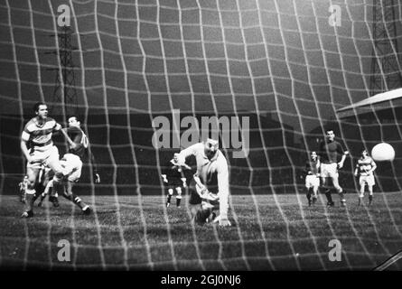 Parkhead , Glasgow ; ce coup de Chalmers du Celtic ( n° 10 ) sur la gauche , dépasse le but de Hamilton - gardien Lamont pour enregistrer le premier but du Celtic dans la première partie de la coupe de la Ligue écossaise , quart - finale de match à Parkhead . Le but était le premier - coureur de dix . Le match s'est terminé par une victoire 10 - 0 pour le Celtic . 13 septembre 1968 Banque D'Images