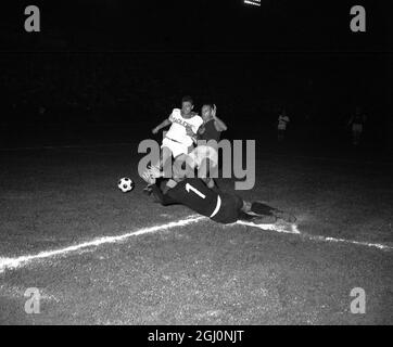 Dukla conserve un enregistrement. New York ; Dukla de Tchécoslovaquie a conservé son record indéfait dans la compétition internationale de football lorsqu'ils ont battu Zaglebie de Pologne 3 -1 dans le premier match de la série de la coupe du défi américaine à New York . Ici , le gardien de but Dukla Pavel Kouba ( n° 1 ) bloque une tentative de but par E Szmidt ( à gauche ) de Pologne pendant le match sur l' île de Randalls . Aider Kouba est Svatopluk Pluskal ( à droite) . 8 août 1964 Banque D'Images