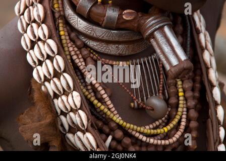 Éthiopie: Bassin inférieur de la rivière Omo, Dilabino (village de Hamar près de Turmi), colliers de Gado, y compris le métal/boue indiquant qu'elle est mariée (binyera Banque D'Images