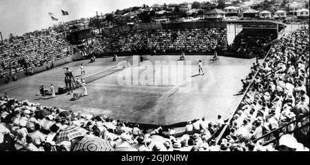 Jouez en cours sur le terrain central pendant la première journée de jeu dans le cadre du tournoi de la coupe Davis . La Belgique jouait aux États-Unis Jacques Brichant ( Belgique ) à droite , jouait à l'américain Victor Seixas , Brisbane , Queensland , Australie . 22 décembre 1953 Banque D'Images