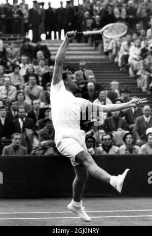 Kurt Nielsen au Danemark atteint un haut niveau lors de son quart de finale ronde coupe Davis contre le vétéran allemand Gottfried Von Cramm de 42 ans à Berlin, Allemagne . Le champion allemand a gagné 6-2 6-4 6-0 . 20 mai 1951 Banque D'Images