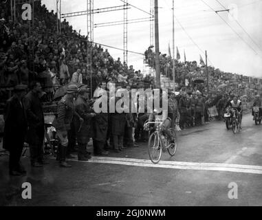 Tommy Simpson (à gauche) de Grande-Bretagne , remporte la course professionnelle des Championnats du monde de cyclisme à San Sebastian , Espagne . Le second fut Rudi Altig d'Allemagne et le troisième Roger Swerts de Belgique. Simpson a gagné 6 heures , 39 minutes , 19 secondes . 5 septembre 1965 Banque D'Images