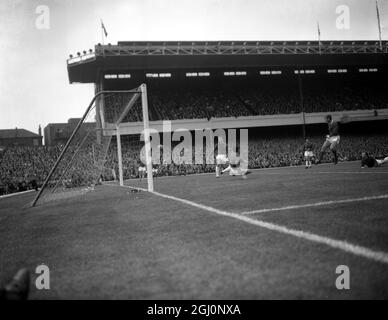 Le centre d'arsenal en avant Joe Baker saute haut dans l'air en envoyant le tir de balle dans le but de Manchester United dans la première moitié du match à Highbury . 25 septembre 1965 Banque D'Images