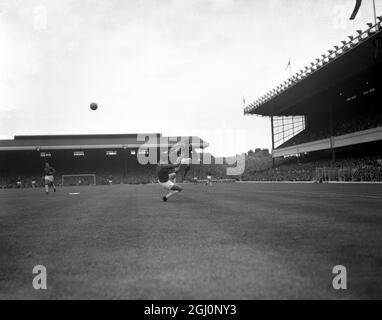 Le centre Arsenal avance Joe Baker et le gardien de but de Manchester United Pat Dunne tussle en plein air pendant la première moitié du match à Highbury . Joe Baker a marqué le premier but de la partie d'Arsenal . 25 septembre 1965 Banque D'Images