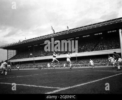 Arsenal centre avant Joe Baker (à gauche) saute dans l'air pour se diriger vers le but dans un duel avec Blackpool gauche moitié Billy Cranston (à droite) pendant le match à Arsenal Highbury Ground . Le score final a été 5-3 fois gagné pour Arsenal . 23 novembre 1963 Banque D'Images