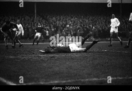 Arsenal centre avant Joe Baker tombe en avant pour obtenir un bain de boue pendant le jeu Aston Villa avec Arsenal à Highbury résultat 3-3 . 4 décembre 1965 Banque D'Images