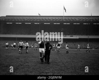 Joe Baker, le grand avant du centre Arsenal, est envoyé sur le terrain lors du cinquième tour de la coupe FA contre Liverpool, à Highbury, le 15 février 1964 Banque D'Images