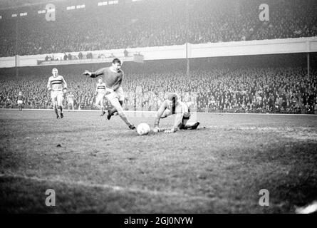 Le gardien de but de West Ham United Jim Standen descend pour sauver un tir de l'Arsenal centre-avant Joe Baker (à gauche) , pendant le match à Highbury . 20 novembre 1965 Banque D'Images