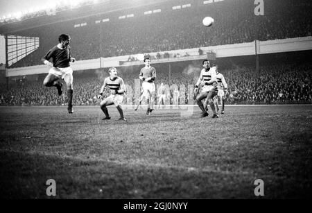 Joe Baker, le centre de l'arsenal, se dirige vers le but lors du match contre West Ham United à Highbury, le 20 novembre 1965 Banque D'Images