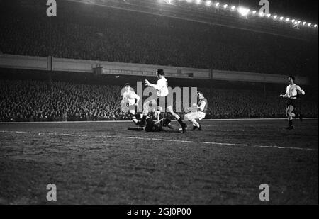 Joe Baker (à droite) bat le gardien de but de Tottenham Hotspur , Bill Brown (au sol) pour marquer le deuxième but du match à Highbury . Le centre de course est la moitié gauche de Spur Tony Marchi . Arsenal v Spurs 23 février 1965 Banque D'Images