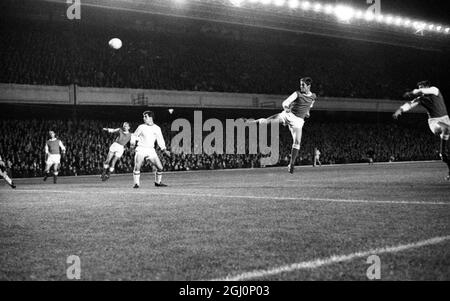 Arsenal centre avant Joe Baker (à droite) têtes pendant le match Nottingham Forest v Arsenal . Team-mate à l'intérieur-à droite Geoff Strong est vu à gauche . 6 octobre 1964 Banque D'Images