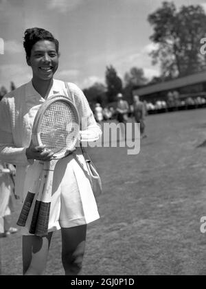 Le champion de tennis américain noir , Althea Gibson , aux championnats de tennis sur gazon de Kent . Althea a été tiré contre Margaret Carlisle , internationale de squash britannique . 11 juin 1951 Banque D'Images