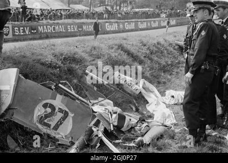 L'épave du pilote belge Mauro Bianchi's Alpine Renault avait perdu une roue et s'était écrasé en flammes lors de la difficile course du Mans de 24 heures ici 29 septembre 1968 . Mauro a été transporté à l'hôpital avec des brûlures sur les mains et le visage . La course a été remportée par son frère , Lucien et co-pilote Pedro Rodriguez, volant d'une voiture de sport Ford américaine construite en Grande-Bretagne . 1er octobre 1968 Banque D'Images