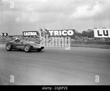 SALVADORI ARRIVE DEUXIÈME. Silverstone ; Roy Salvadori , volant d'une voiture Aston Martin , course autour de la piste lors de la onzième course internationale annuelle de Trophée à Silverstone hier . Salvadori est arrivé deuxième à l'australien Jack Brabham au volant d'une voiture de course Cooper . 3 mai 1959 Banque D'Images