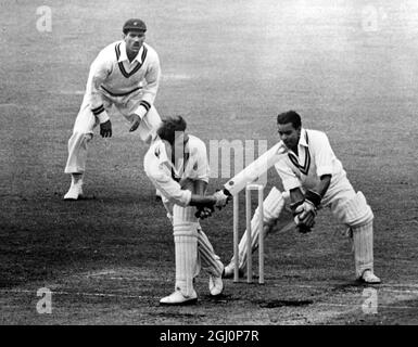 Trent Bridge , Nottingham ; Denis Compton est vu balancer au t ball du woller du Pakistan M Fazal pendant le Test match entre l'Angleterre et le Pakistan à Trent Bridge . C'était Compton ''s centièmes de gains pour l'Angleterre et il a célébré l'occasion en produisant le plus haut score individuel enregistré dans Test Cricket depuis la fin de la guerre . Son score total à la chute de son cricket en Angleterre a été de 278 . 3 juillet 1954 Banque D'Images