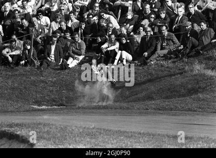 Brian Huggett sort d'un bunker sur le côté du 7e vert pendant la pièce d'hier dans les matchs de la Ryder Cup sur Royal Birkdale . Huggett s'est associé à Alex Caygill contre la paire américaine Raymond Floyd et Miller Barber . Le match a été divisé par deux , Southport , Lancashire , Angleterre . 21 septembre 1969 Banque D'Images