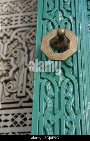 Afrique, Maroc, Casablanca. Mahakma Law courts (alias Mahakma du Pacha), qui abrite les tribunaux islamiques. Détail de la porte en bois ornée. Banque D'Images