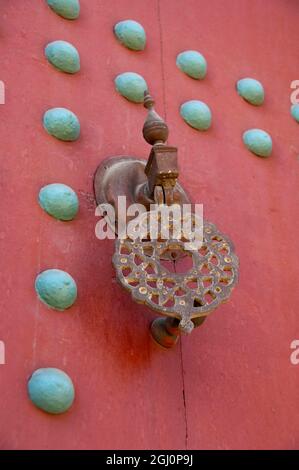 Afrique, Maroc, Casablanca. Mahakma Law courts (alias Mahakma du Pacha), qui abrite les tribunaux islamiques. Porte de défonce sur une porte en bois lourde. Banque D'Images