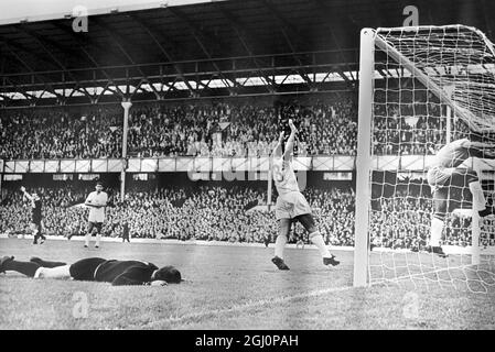 Le Brésil ' s deuxième . Liverpool , Angleterre : gardien de but bulgare , George Naidenov est photographié sur le terrain après que le Garrincha du Brésil a marqué le deuxième but de leur match de la coupe du monde hier soir , les étoiles du Brésil sur cette photo sont Jair ( en bondissant le filet ) et Amcindo ( No 18 ) . 13 juillet 1966 Banque D'Images