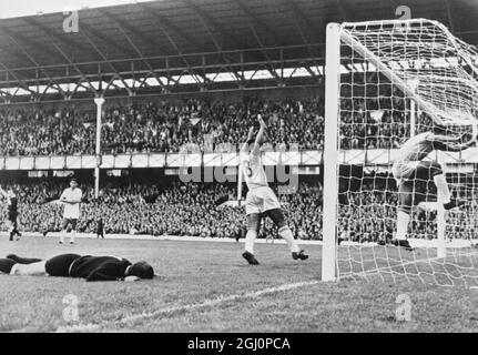 Le deuxième but du Brésil dans leur match de coupe du monde avec la Bulgarie ce soir , Et Garrincha qui a marqué se termine dans le filet avec le Brésil Alcindo (no 18 ) agitant les bras en délice , laissant le gardien de but bulgare , George Naidenov plat et bien battu , Goodison Park , Liverpool , Angleterre . Le Brésil a gagné 2 - 0 . 12 juillet 1966 Banque D'Images