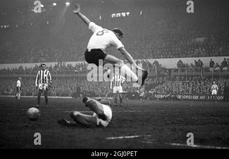 Stoke - on - Trent , Staffs , Angleterre ; Kubala d'Espagne jouant dans le World International Side de hier soir contre Sir Stanley Matthew ' s Side , saute sur le gardien de but anglais, serveurs , pendant le match . L'équipe de Sir Stanley a été battue de 6 à 4 , mais la partition n'importait guère pour Sir Stanley , le plus grand nom du football a été fouillé majestueusement avant 34 , 450 fans . Le Winger de 50 ans a été présidé par Lev Yashin et Ferenc Puskas de Honved , Real Madrid . 29 avril 1965 Banque D'Images