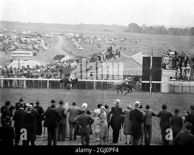 La fin de la 181ème piquets de chêne , la grande course de l'après-midi à la réunion d'été d'Epsom . Le gagnant est petite Etoile avec Lester Piggott , propriété de l'Aly Kahn ; le second est Cantelo monté par E. Hide et propriété de M. William Hill et le troisième est Rose de Médina , monté par E Smith , propriété de M. J R Hindley 5 juin 1959 Banque D'Images