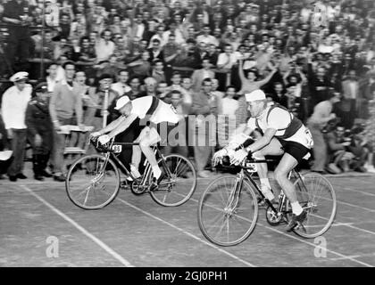 Goerlitz , Eadt Allemagne : Gustav Schur (à gauche) de l'Allemagne de l'est passe la ligne d'arrivée devant Adam Wisniewski de Pologne , pour gagner la 5ème étape de la 9ème course du cycle de la paix Varsovie - Berlin - Prague . La scène a été de plus de 190 kms , de Wroclaw à Goerlitz 12 mai 1956 Banque D'Images