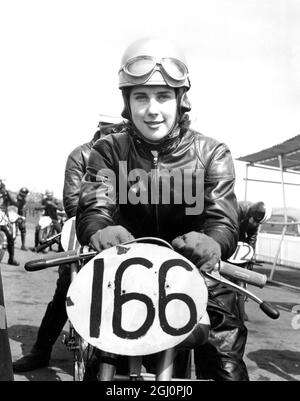 Motard féminin , Brenda Bound , en plein cuir lors d'une rencontre de course locale , Kent , Angleterre . 6 mai 1959 Banque D'Images