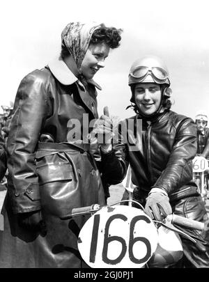 Motard féminin , Brenda Bound , en plein cuir lors d'une rencontre de course locale , Kent , Angleterre . 6 mai 1959 Banque D'Images