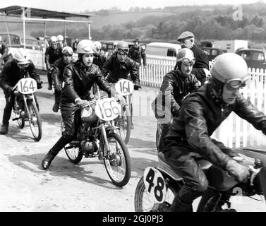 Motard féminin , Brenda Bound , en plein cuir lors d'une rencontre de course locale , Kent , Angleterre , avec beaucoup de concurrents masculins . 6 mai 1959 Banque D'Images