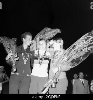 Gagnants de la poursuite pour femmes. Les trois premiers placers de l'événement de poursuite de 3000 mètres féminin aux Championnats du monde de cyclisme sur le podium de la victoire après leur succès, 24, août. De gauche à droite, Raisa Obodovskaya, de Russie, deuxième Tamara Garkushina, de Russie, Le vainqueur et Beryl Burton, en Grande-Bretagne, qui était troisième, le 26 août 1967 Banque D'Images