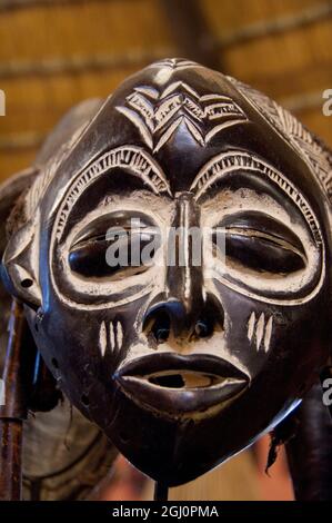 L'Afrique du Sud, Durban, La Vallée des Mille Collines, Phezulu Park. Parc culturel zoulou traditionnel. Masque typique. Banque D'Images