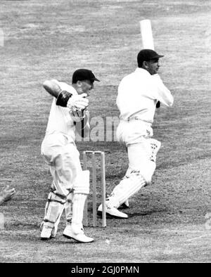 Angleterre / Inde Polly Ubrigar en tire une de Tommy Greenhough à la frontière le deuxième jour du premier essai au pont Trent 5 juin 1959 Banque D'Images