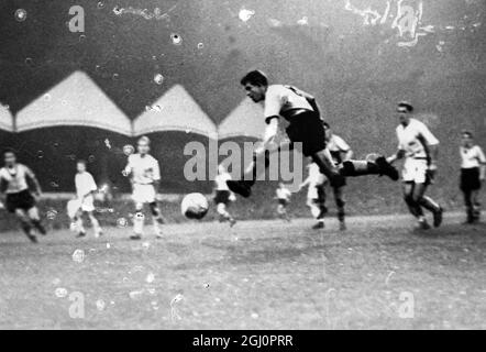 Peter Broadbent marque le premier but de Wolverhampton Wanderers dans la première partie de leur deuxième manche de coupe d'Europe à Molineux, Wolverhampton contre Schalke , les caméons de la ligue de l'Allemagne de l'Ouest. La correspondance a abouti à un tirage de 2-2 . 12 novembre 1958 *** Légende locale *** 365286 Banque D'Images