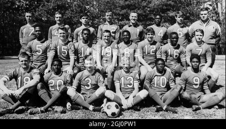 Les Atlanta Chiefs , la première équipe professionnelle de football d'Atlanta , posent pour leur première ligne de photos . Les vingt-deux membres de l'équipe, y compris le formateur, sont : première rangée à partir de la gauche : Gramham Newton de Wolverhampton Angleterre , Everald Cummings - Port d'Espagne Trinité , John Cocking - Birmingham Angleterre , Ron Newman - Gillingham Angleterre , Delroy Scott - Kingston Jamaïque , Roddy Pearce même . Deuxième rangée à partir de la gauche : Willie Evans - Accra Ghana , Peter McParland (ex Irish International ) Birmingham Angleterre , Henry Largie - Kingston Jamaïque , Howard Riley - Londres Angleterre (ex Leicester Banque D'Images